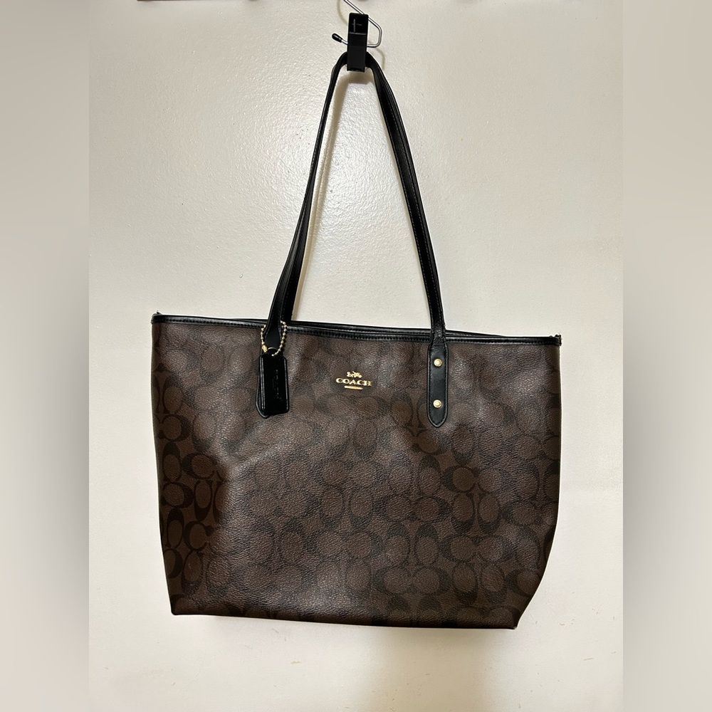 Coach fashionable tote, every day bag, women’s accessory, affordable fashion - Picture 1 of 7